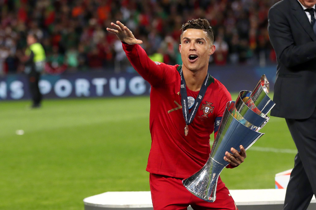 凌晨2点c罗,c罗再赢3场将夺第35冠