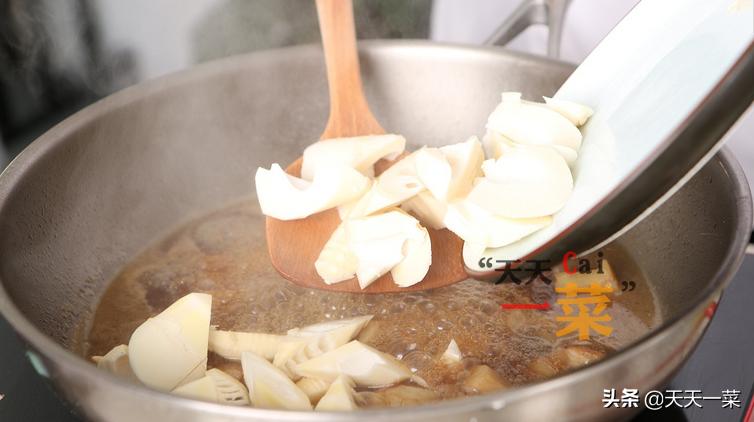 竹笋烧肉什么时候放竹笋最好,莴笋和竹笋一起烧肉怎么烧更好吃