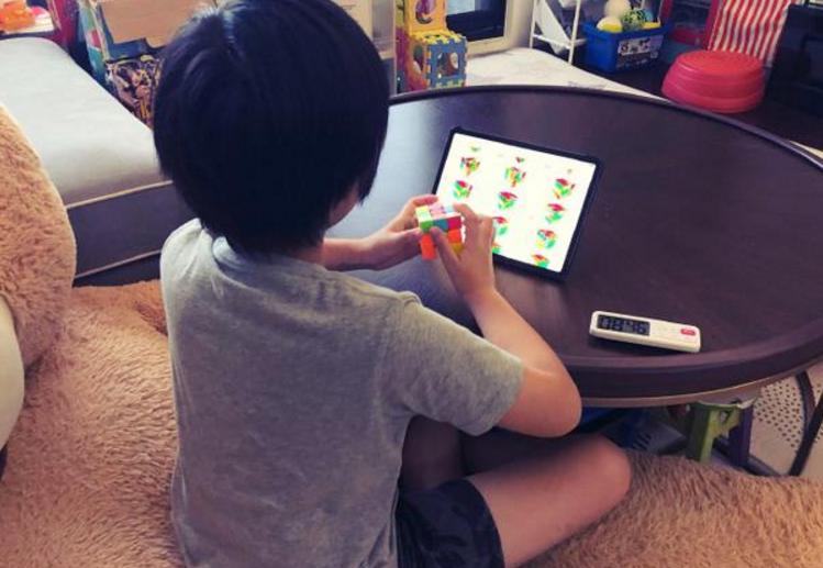 孩子玩魔方对小学生有什么帮助,小孩玩魔方好处