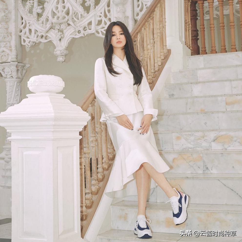 宋慧乔画风越来越放飞！穿透视连衣裙配黑*袜丝**显老，全靠颜值撑着