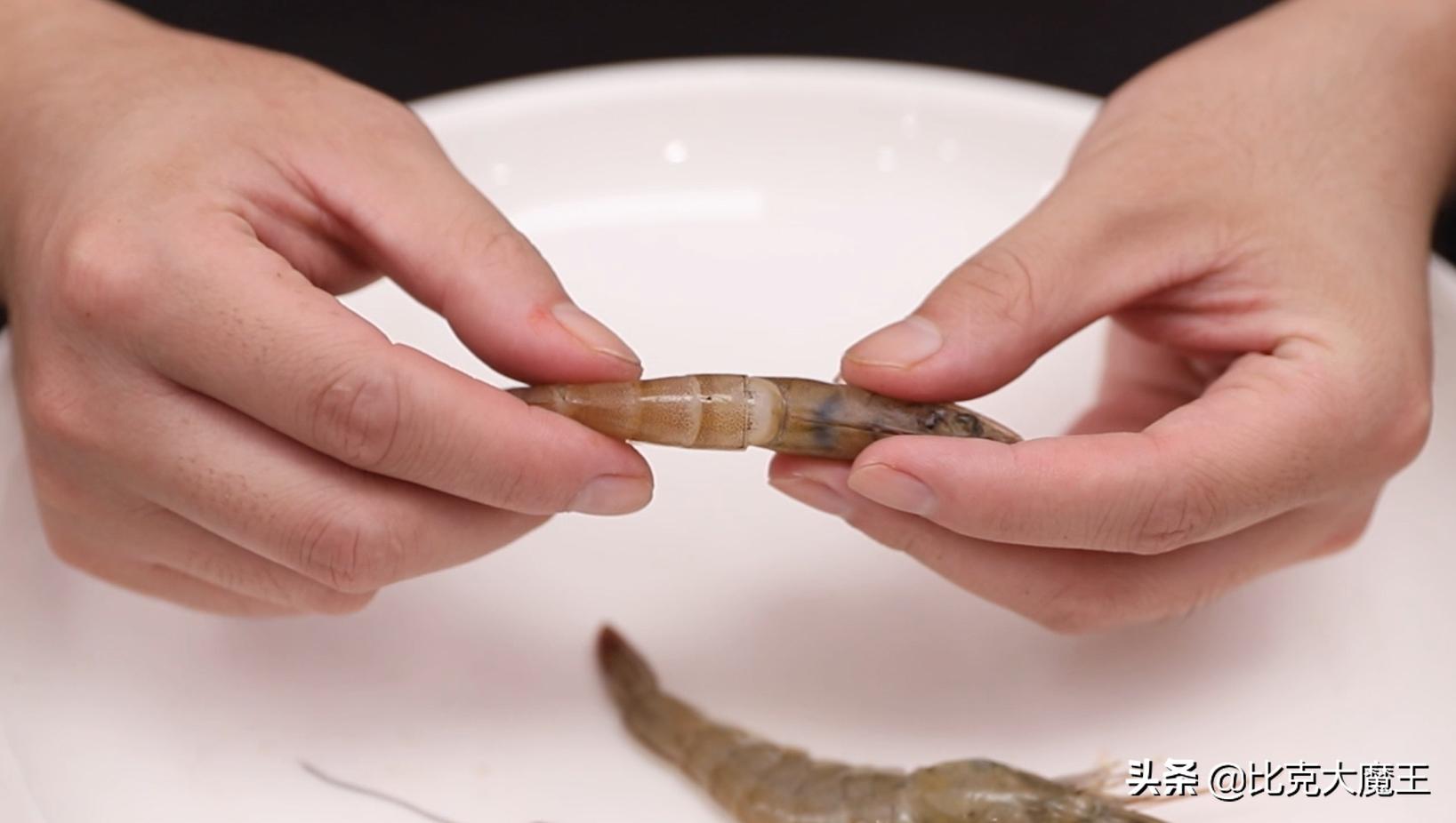 吸管挑虾线去虾头,去虾线别把虾掰断了