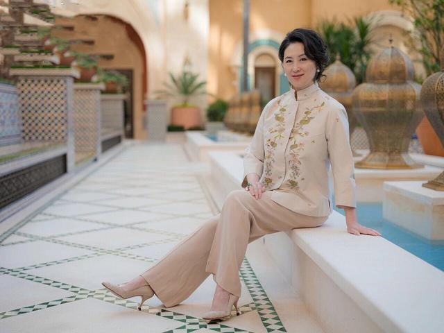 何超琼的传奇人生,何超琼的智慧与超凡的能力