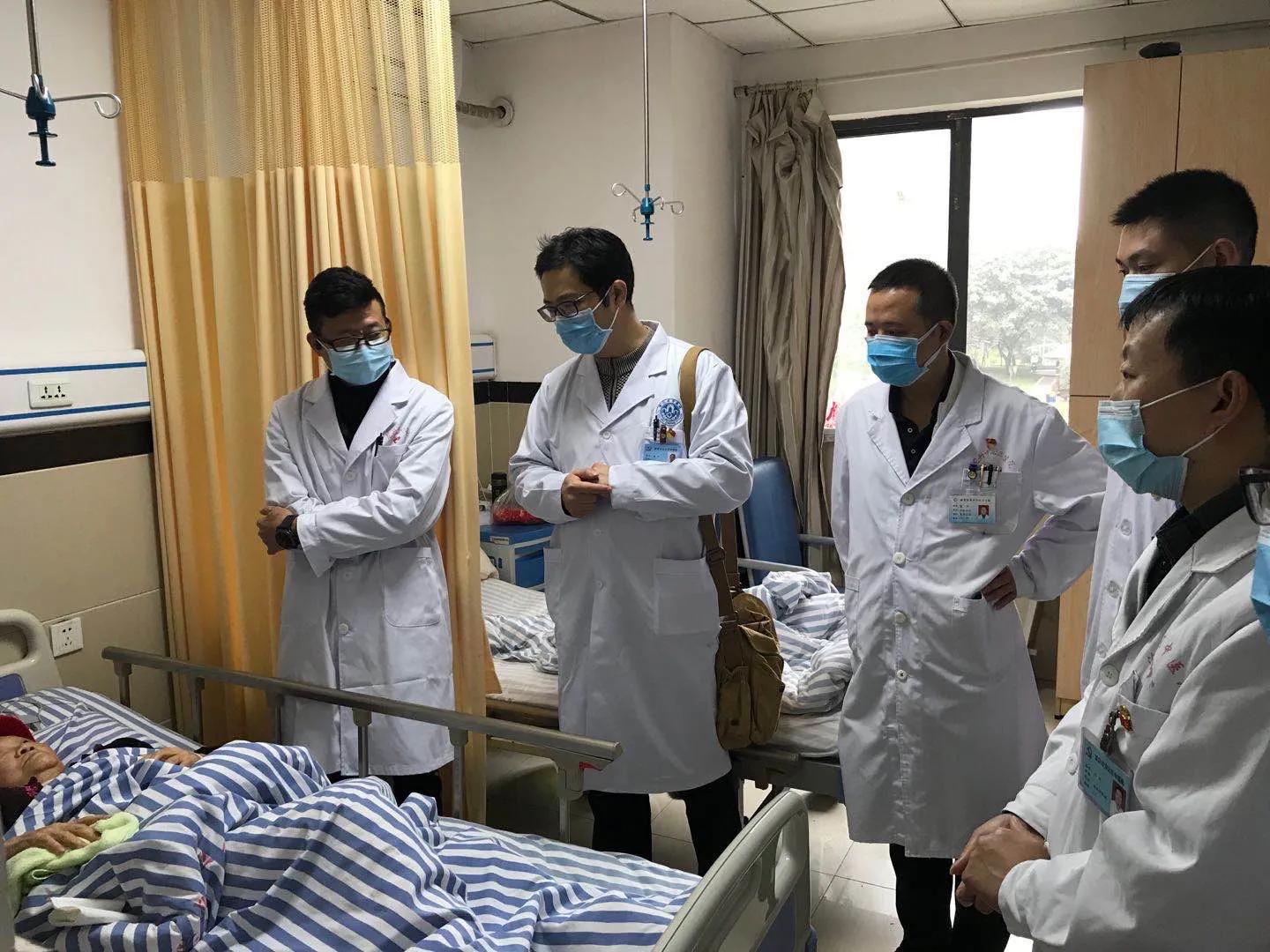 中医专家在街边摆摊义诊,医院专家回乡探亲为老乡义诊