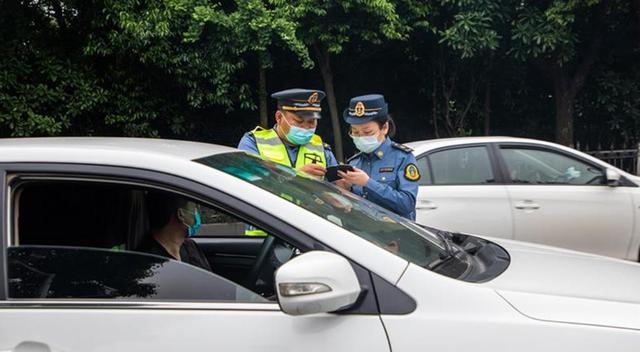 未携带出租车从业资格证扣多少分,滴滴司机带乘客上路违法吗