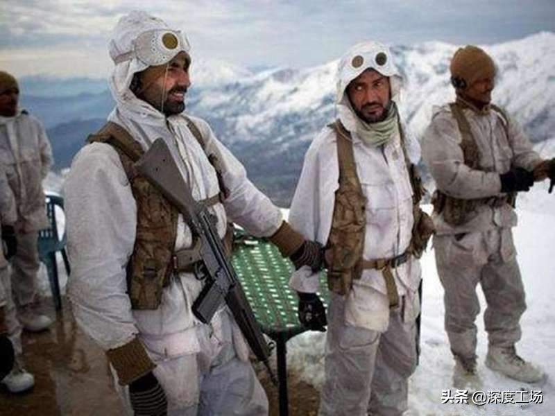 高原肉搏！迷彩军大衣厚实，不怕棍棒工兵铲：防御力远超羽绒服