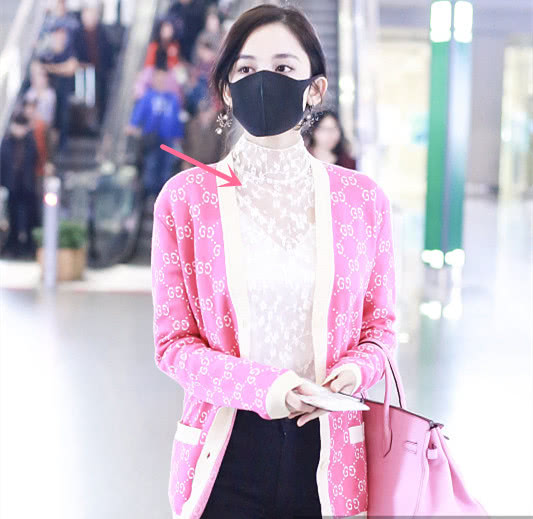 超模也扛不住？让神颜娜扎败下阵的打底衫，刘雯穿上竟也是土气！