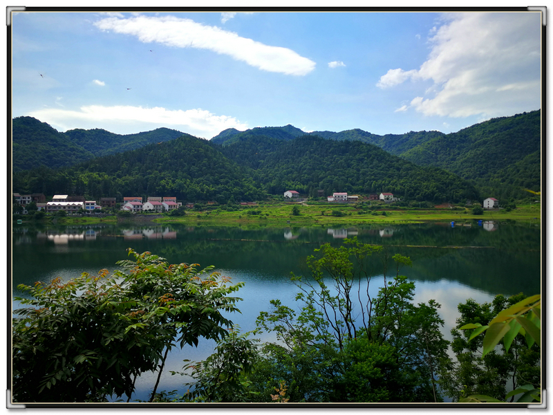 这里美酒飘香！这里人文荟萃！这里五彩璀璨