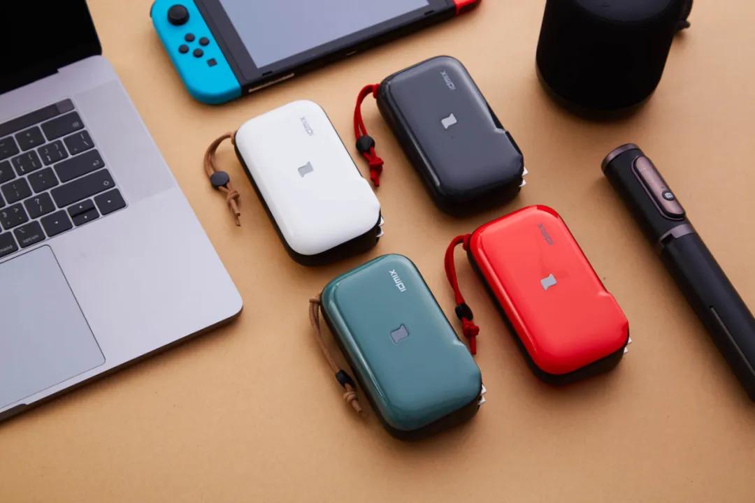 多功能充电宝任何设备都可以充电,三合一充电宝自带充电头