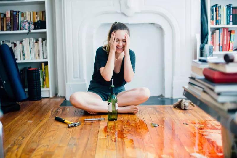 开红酒神器毫不费力的就开动了,有没有不用开瓶机打开红酒的方法