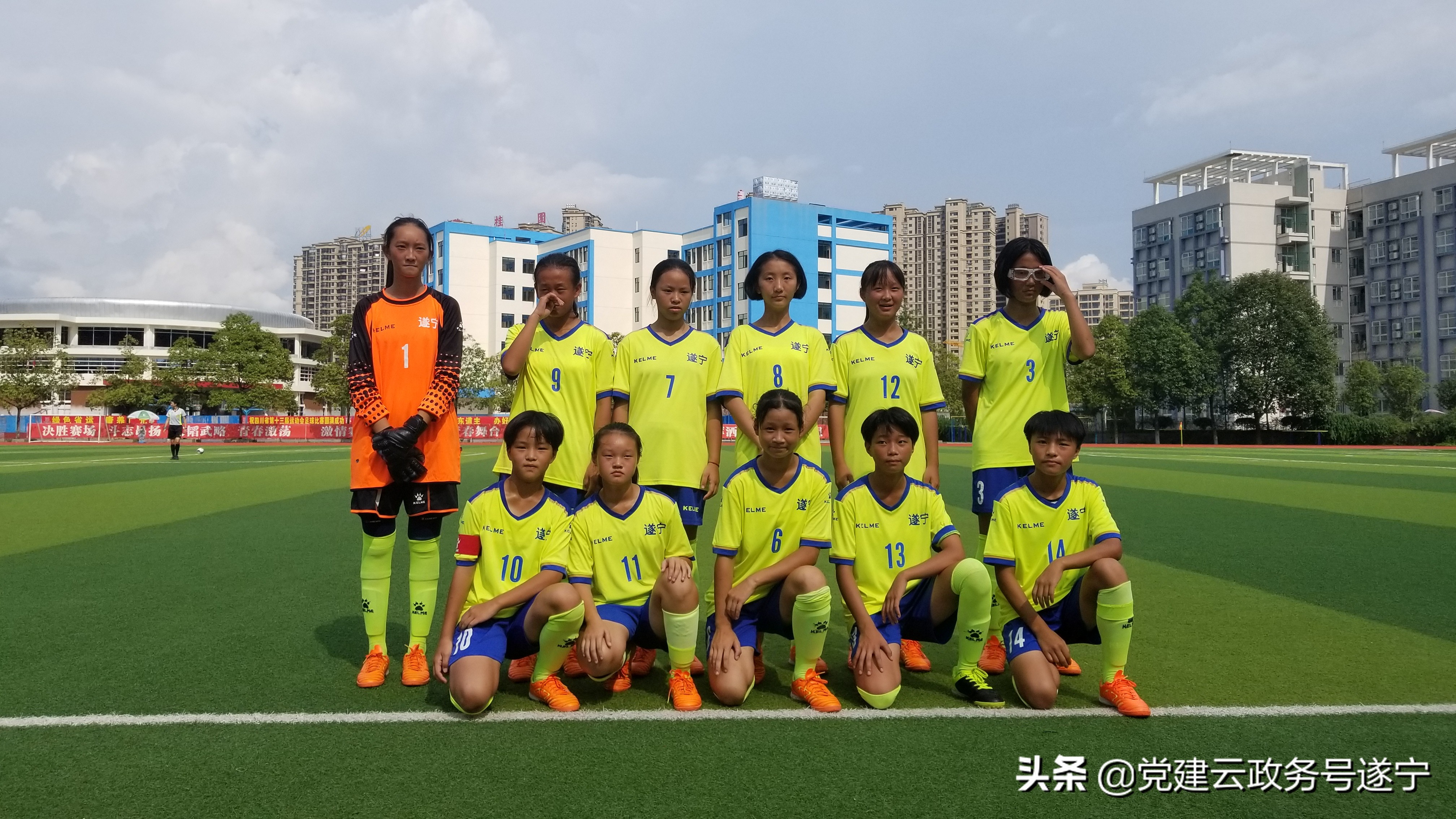 绿茵放飞梦想,足球绿茵放飞梦想