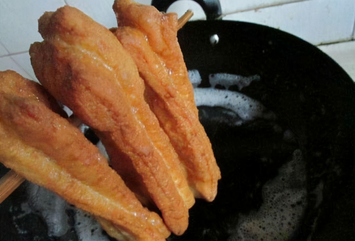 油条配方怎么样炸油条又酥又脆,自己如何炸油条又脆又蓬松