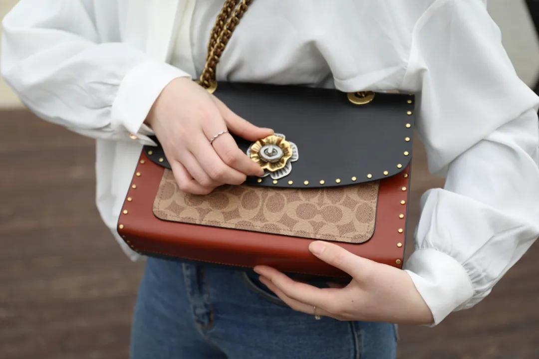 Coach蔻驰最火的3款包包，背上“有钱感”upup