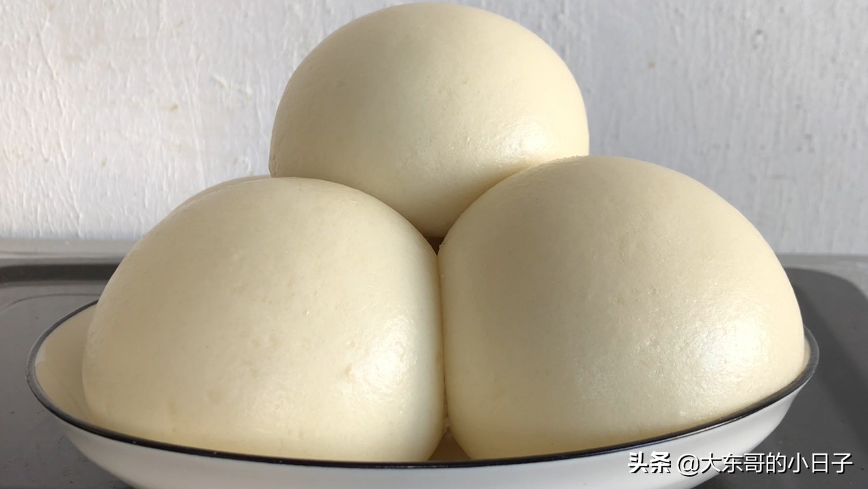 冬天蒸馒头，只加酵母粉还不行，教你发面快全是蜂窝的小妙招