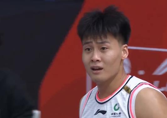 争议！赵睿传球失误却怒斥队友，暴躁的脾气被阿联传染了？