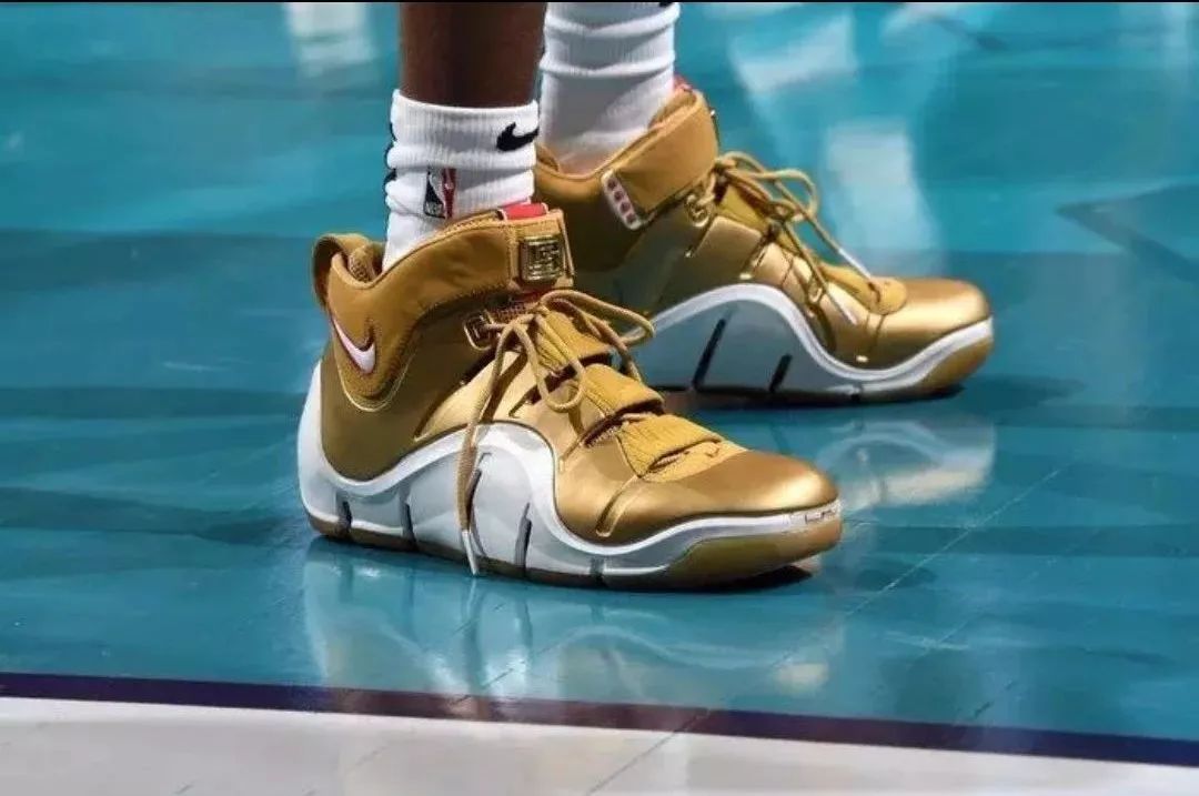 詹姆斯19代翻新,詹姆斯20代配色曝光