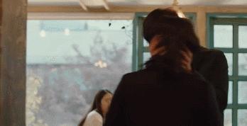 男高中生当众狂吻老阿姨，真情流露被骂变态，喜剧片拍出新高度