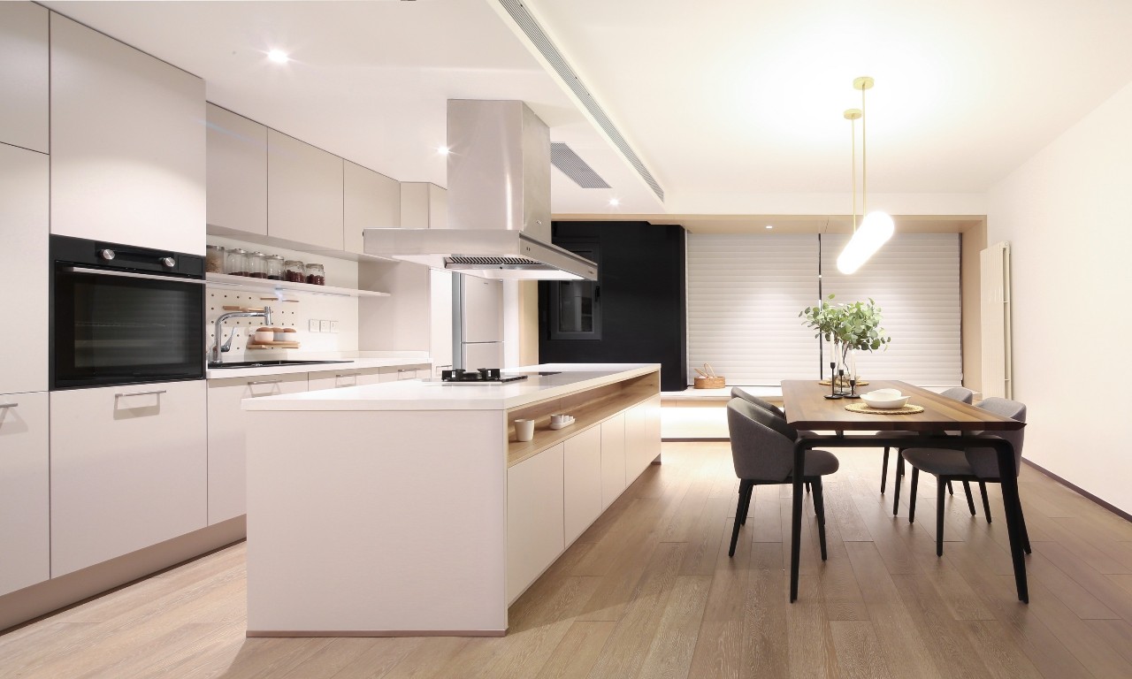 客厅阳台一体办公桌,主卧衣帽间加办公桌