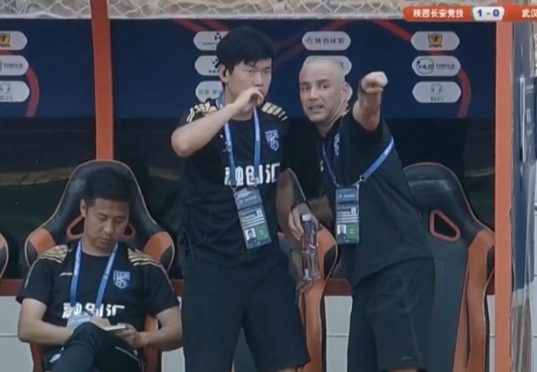 神了！中甲精彩一球：超远世界波，过了中圈就射，门将成为背景板