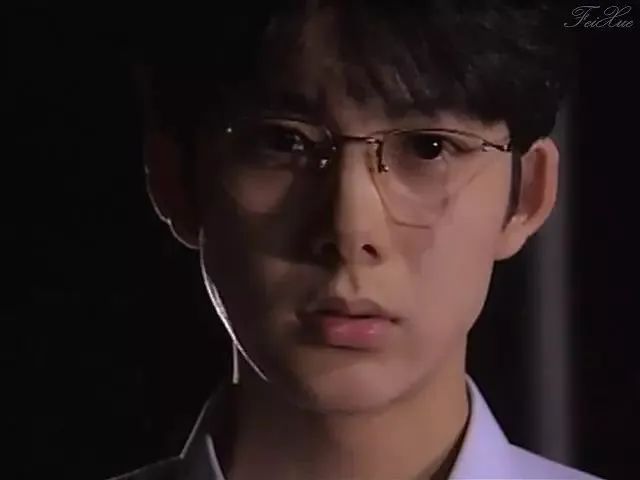 他是世纪末美少年，她帅到掰弯无数小姐姐，相恋10年不婚