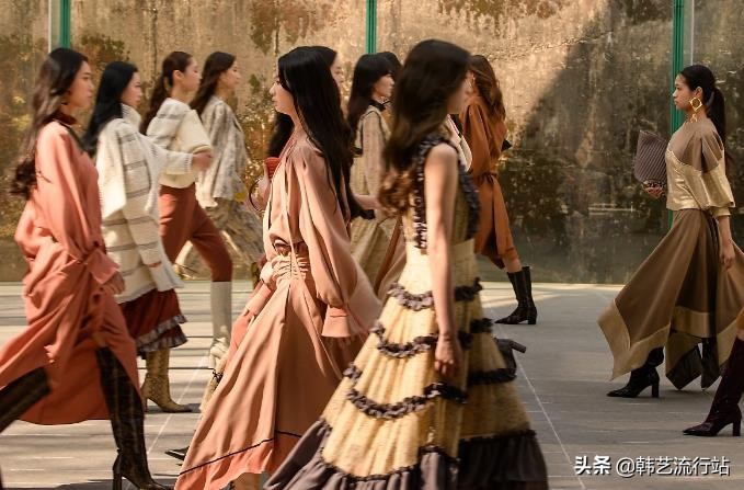 2020春夏巴黎时装周chanel秀场,2022秋冬首尔时装周bonbom