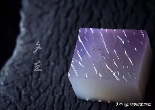 他说自己不是日本匠人，而是和果子艺术家，他做的和果子不忍吃掉