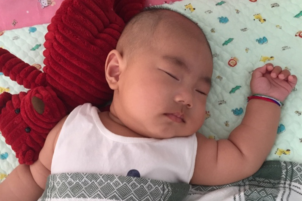 宝宝睡偏头了怎么办还能纠正吗,大月龄宝宝偏头睡觉如何矫正
