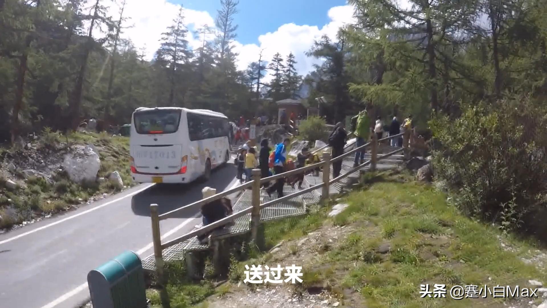 稻城亚丁的文章是谁写的,关于稻城亚丁的一本小说