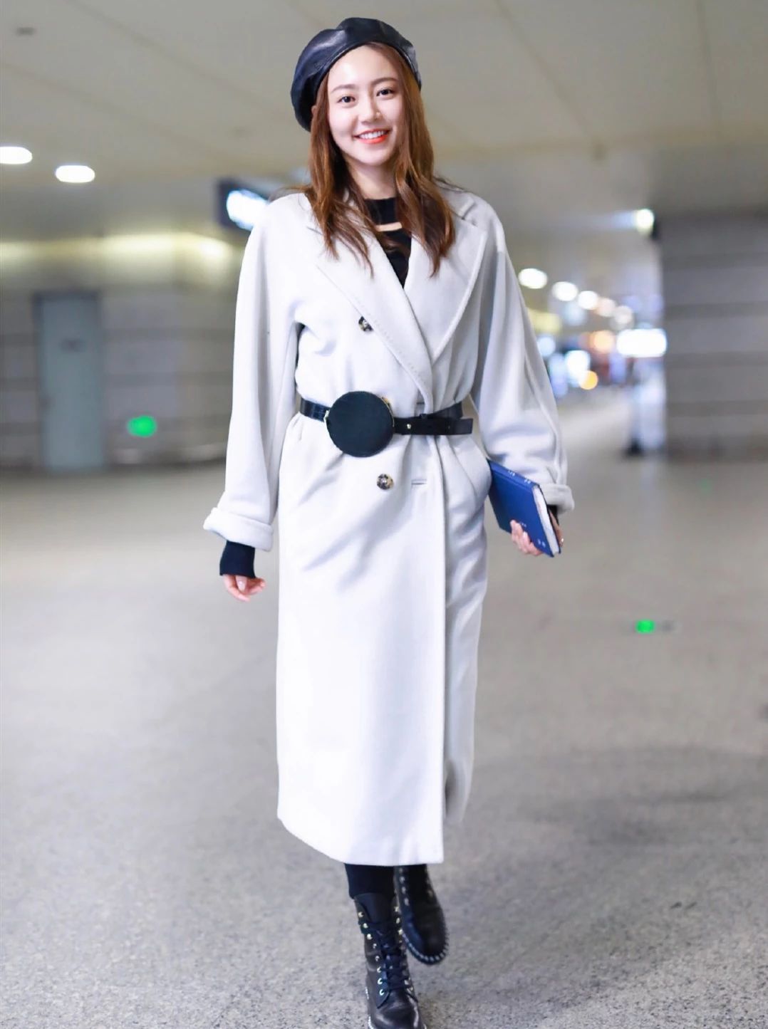 聪明女人秋冬季节也少不了腰带，外穿内搭都可以，明星都喜欢