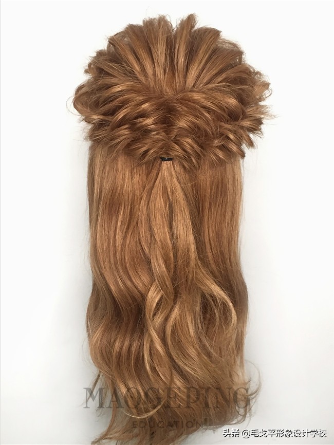 厌倦做个女汉子？就用这款发型唤回你的精致女人味吧！