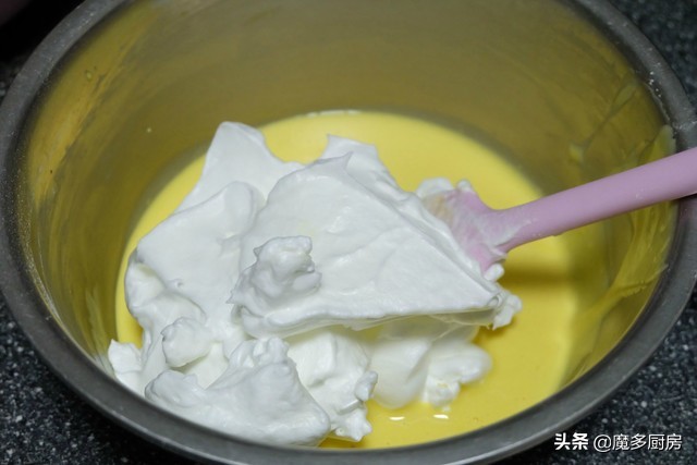 这才是电饭锅蛋糕正确的做法,用300g蛋糕预拌粉做电饭锅蛋糕