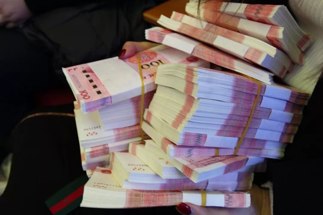 200万存银行利息每个月能提出来吗,200万存银行吃利息不上班能行吗