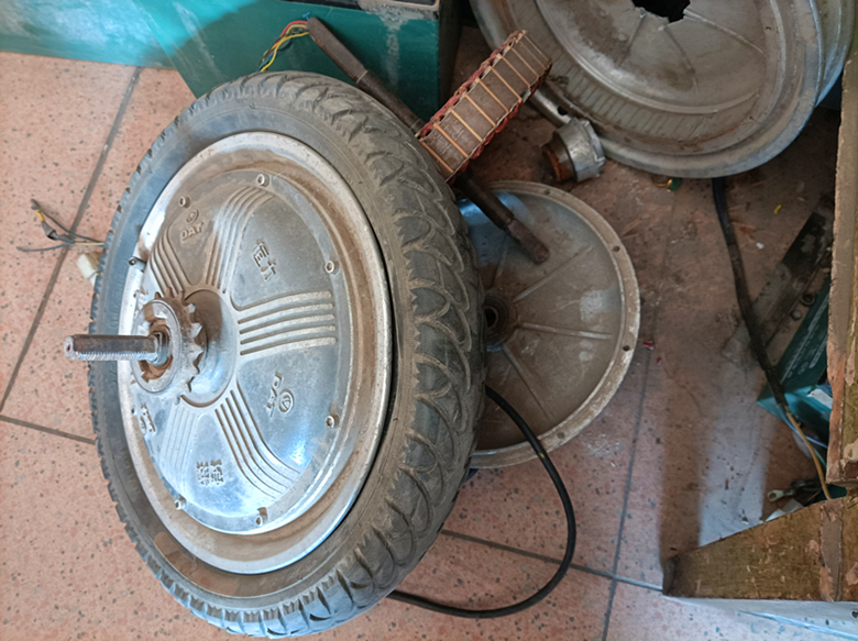 电动车下坡滑行可以给电瓶充电吗,电动车连续下坡能空挡滑行吗