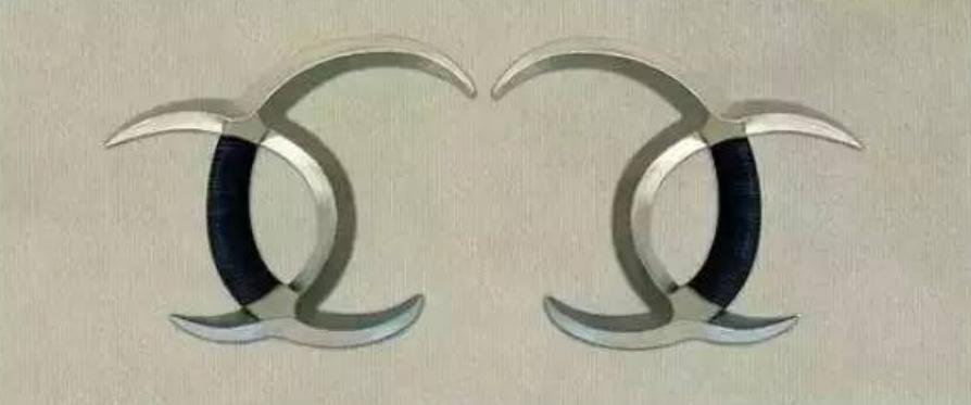 香奈儿商标撞脸中国兵器,单田芳评书里的八卦子午鸳鸯钺有何来头?