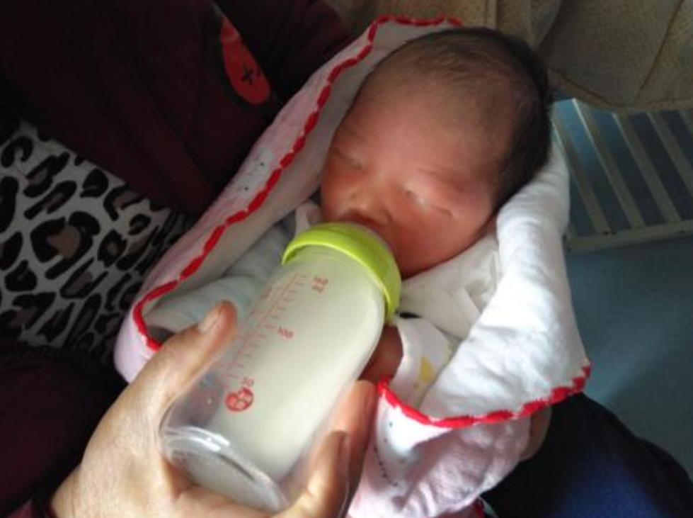 宝宝喝奶总是留下最后一点,宝宝喝奶老是剩一点点怎么回事