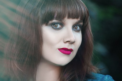 口干起皮怎么办涂润唇膏,为什么涂了变色唇膏嘴唇发干起皮