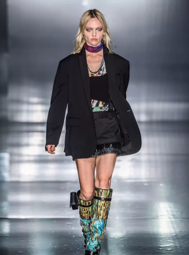 把裤子穿在肚脐上面会怎么样,把裤子扎进腰里的穿搭