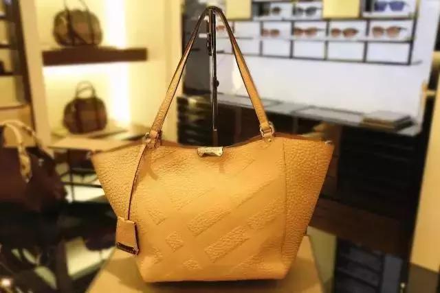 世界十大奢侈女包商标,十大品牌女包都是哪个国家