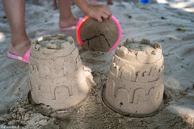 在高山湖泊边拍摄的风景照片湖底,绝美天池风光摄影照片