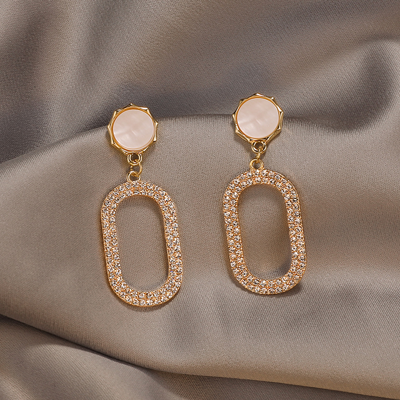 大脸显瘦的耳环搭配,耳环简约大气百搭显脸小