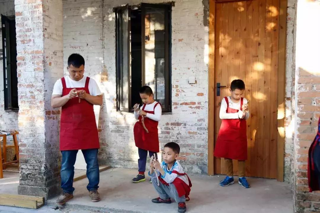 放弃世界顶尖银行工作,他回村当木匠,在废墟上盖出了爆美小院!