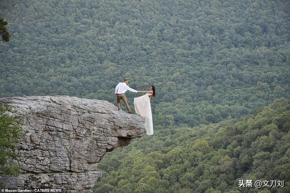 一对情侣悬崖边拍照坠落,外国情侣悬崖照