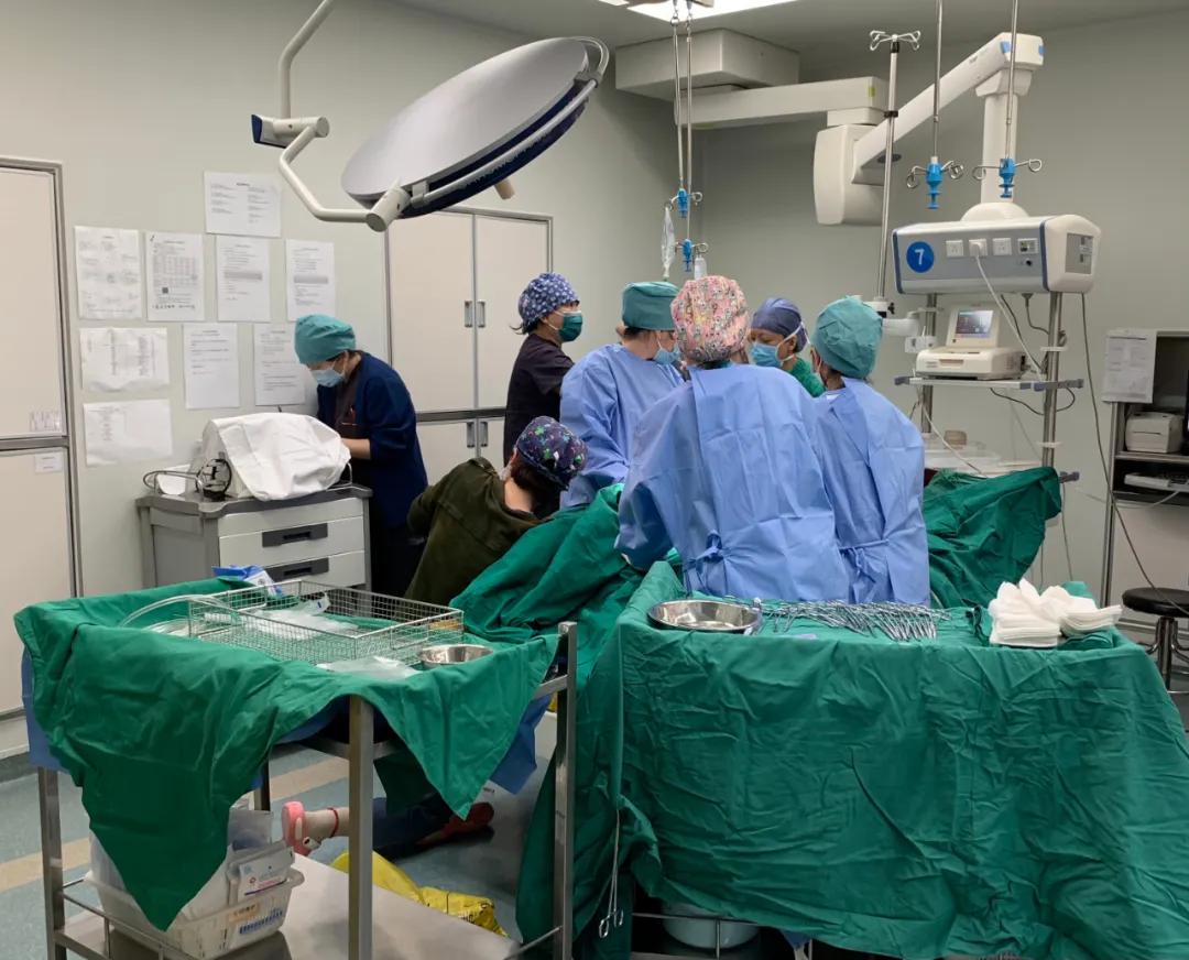 女神节里的最美跪姿！北京积水潭医院妇产科医生跪地抢救脐带脱垂孕妇