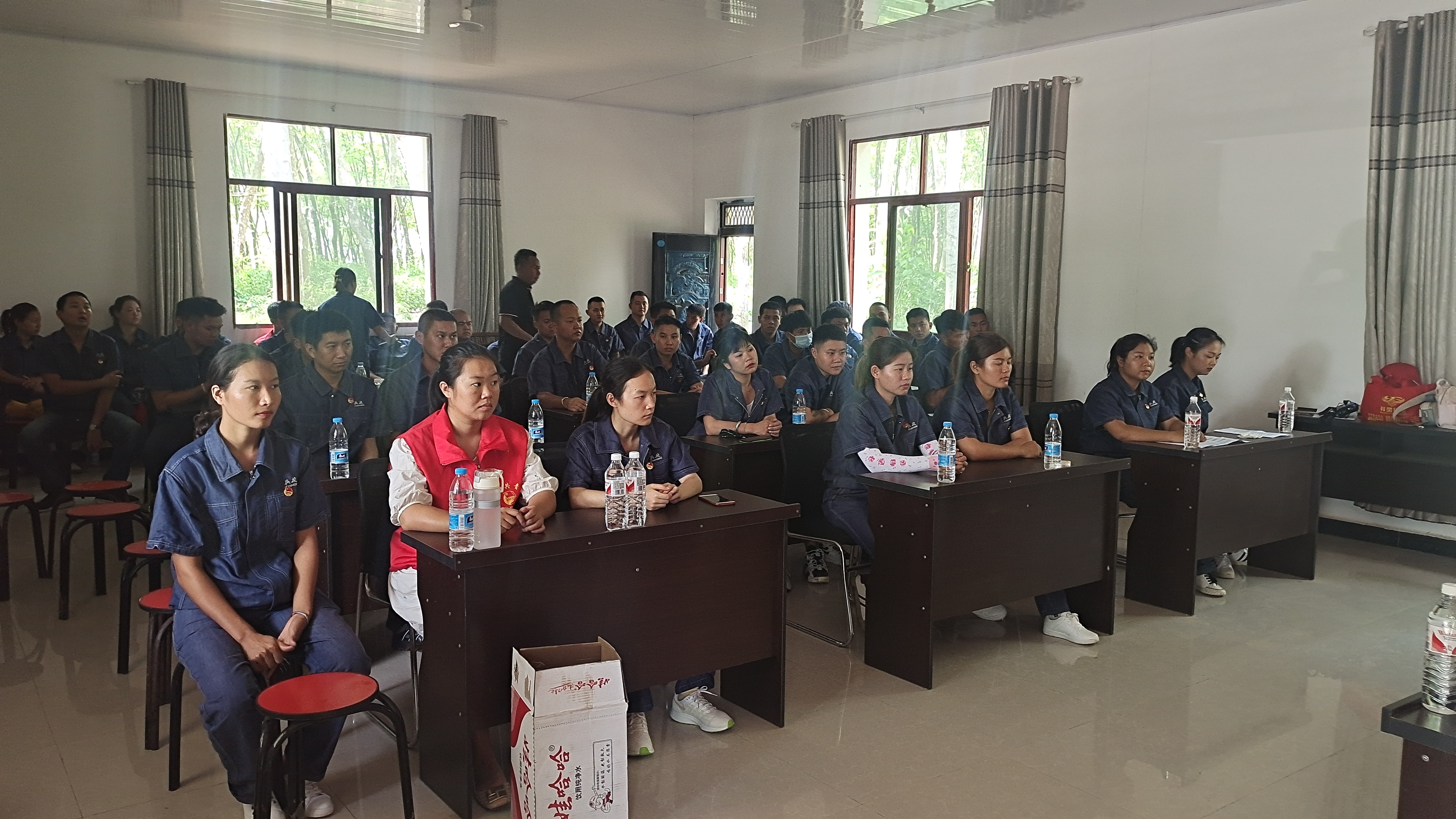 交警开展四场交通安全整治攻坚战,我为群众办实事交警为民解忧