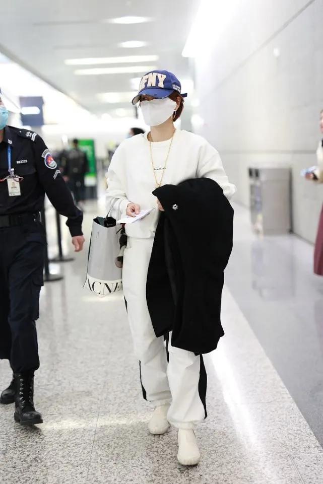 马伊琍离婚后衣品太好了，一身白色运动装配大金链，洋气又时髦