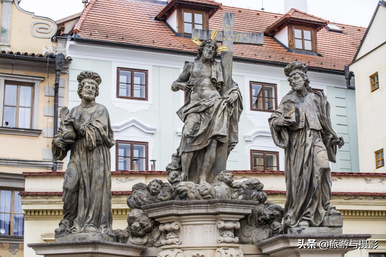 查理大桥雕塑作品介绍 (查理大桥的雕塑)