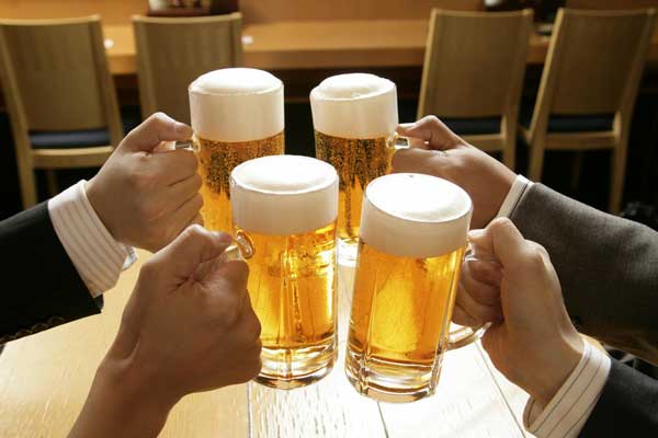 从拿酒杯喝酒可以看出一个人性格,酒后看性格你是哪种性格