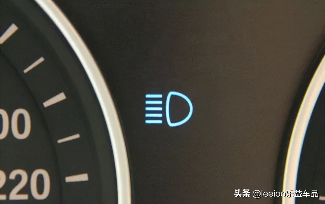 亮红灯而且一直叫是怎么回事,故障灯亮了可以喊保险拖车吗