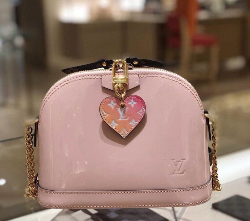 结婚婚包里面要装什么物品,结婚婚包可以是粉色的吗