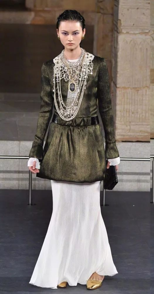 刘雯何穗个人简介,刘雯何穗奚梦瑶走秀视频