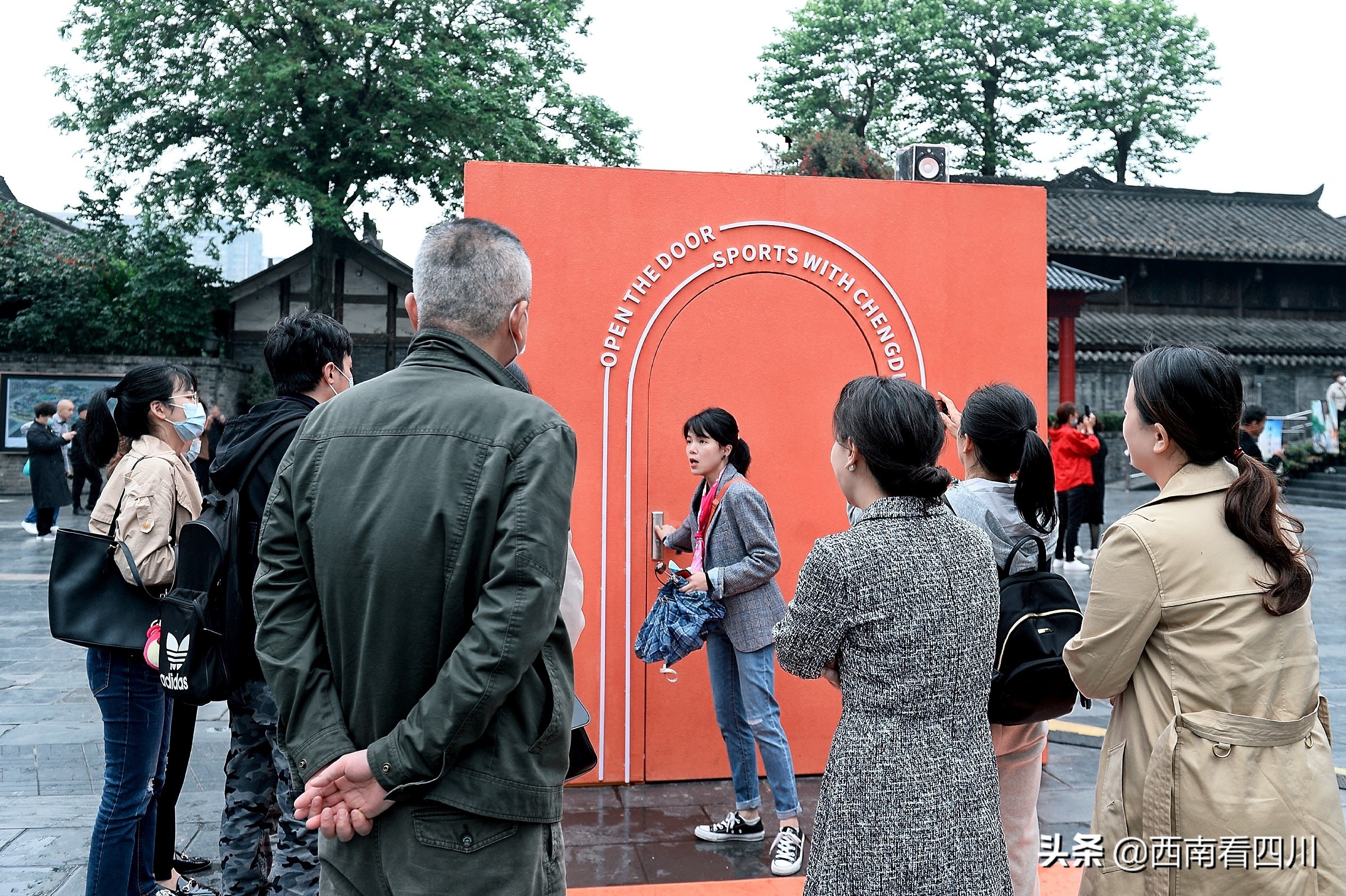 街头惊现任意门,成都街头惊现另类路人